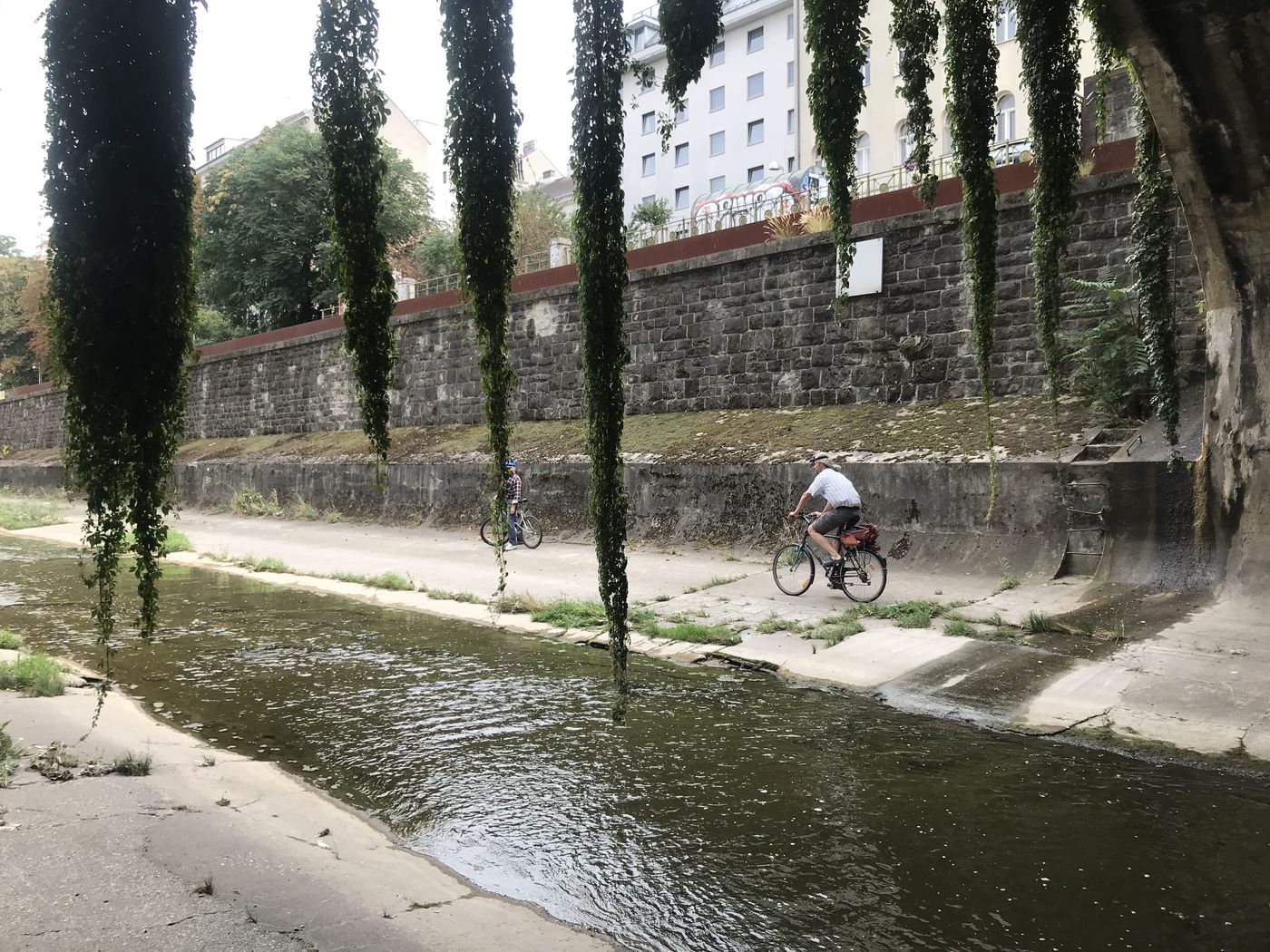 Unter der Nevillebrücke